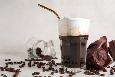 Krem şantili bir bardak sıcak kahve ve beyaz arka planda çikolatalı kek.