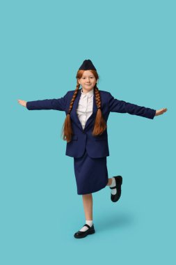 Mavi arka planda genç hostes