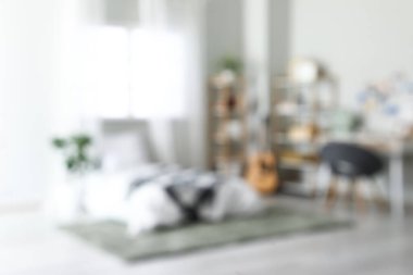 Yatağı, işyeri ve raf üniteleri olan ergen odasının bulanık görüntüsü