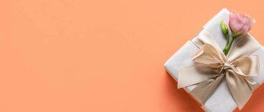 Mercan zemin üzerinde östoma çiçeği ve metin için alanı olan hediye kutusu