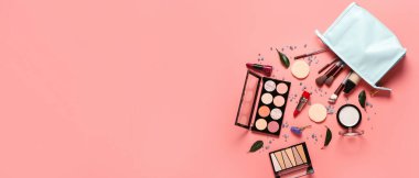 Mercan zemin üzerinde makyaj ürünleri ve metin için yeri olan şık kozmetik çanta