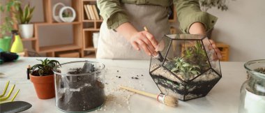 Evde çiçekçilik yapan bir kadın.