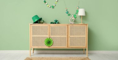 Oturma odasının içinde ahşap dolap ve Aziz Patrick Günü için süslemeler var.