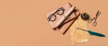 Eski kağıt çarşaf, kitaplar, tükenmez kalem, mürekkep hokkası, kaydırma, gözlük ve makas bej arkaplan üzerinde metin için boşluk