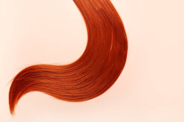 Renkli arka planda kızıl saç teli, yakın plan