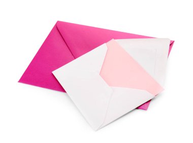 Beyaz zemin üzerinde boş kart olan kağıt zarflar