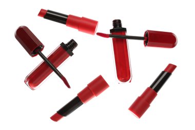 Beyaz arkaplanda farklı kırmızı ruj