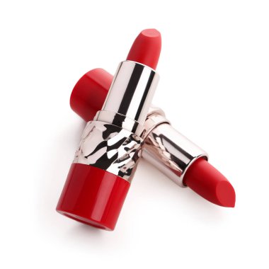 Beyaz arkaplanda güzel kırmızı rujlar