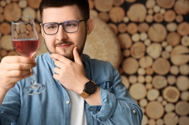 Oturma odasında bir kadeh şarapla genç şarap garsonu.