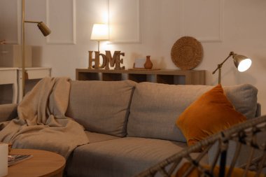 Oturma odasının içi. Kanepe ve gece lambalarıyla dolu.