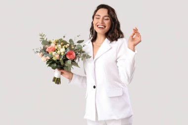 Açık arkaplanda düğün buketi olan güzel gelin