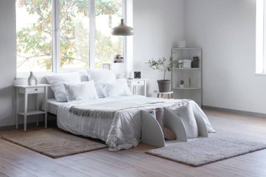 Büyük yataklı ve masalı bir otel odası.