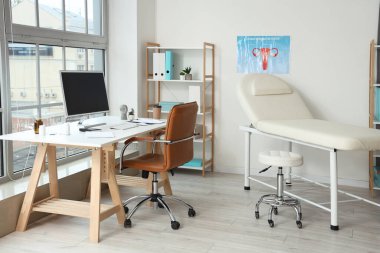 İş yeri ve kanepesi olan jinekoloğun bürosu.