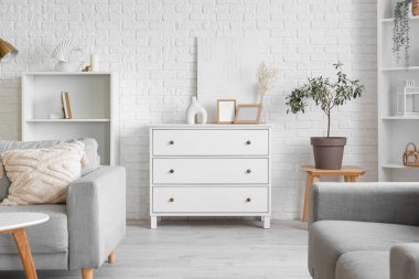 Klozet ve raf üniteleriyle aydınlık oturma odasının içi