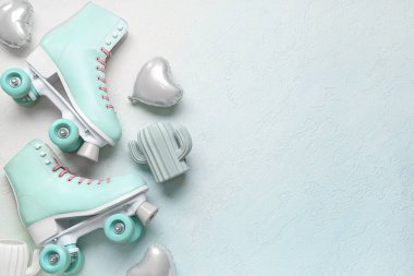 Mavi arka planda bir çift eski patenli ve balonlu kompozisyon