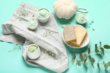 Renkli arka planda vücut fırçası ve banyo malzemesi kompozisyonu