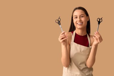 Kahverengi arka planda makaslı kadın kuaför