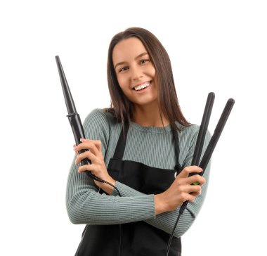 Saç maşasıyla kadın kuaför ve beyaz arka planda düzleştirici.