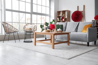 Çin Yeni Yıl kutlamaları için kanepesi, masası ve dekoru olan modern oturma odası.