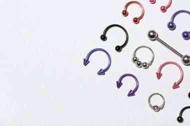 Gri arkaplanı delmek için farklı mücevherlere sahip kompozisyon