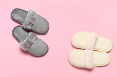 Pembe arka planda iki çift terlik. Üst görünüm