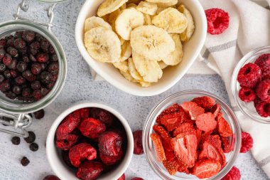 Açık arkaplanda farklı dondurulmuş meyvelerle kompozisyon, yakın plan