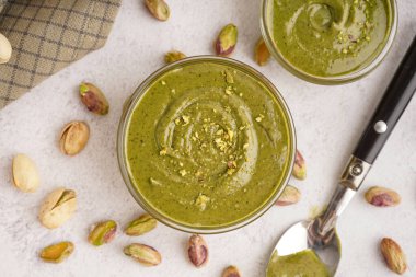 Beyaz arka planda kaşık ve peçeteli fındık ezmesi.