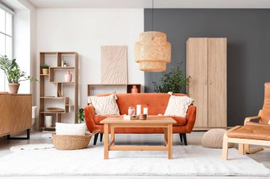 Rahat kanepesi, lambası, koltuğu ve sehpası olan şık bir oturma odası.