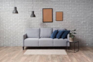 Konforlu kanepe, halı ve çiçekli modern şık bir oda.