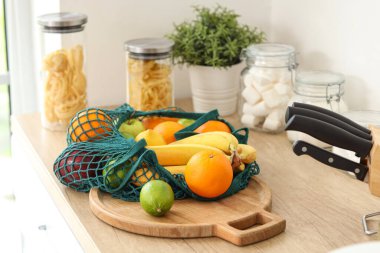 Mutfakta içinde meyve olan ip torbası.