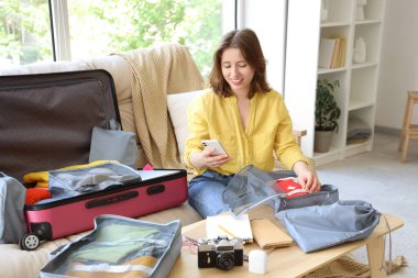 Evde ilk yardım çantası taşıyan genç bir kadın. Seyahat kavramı