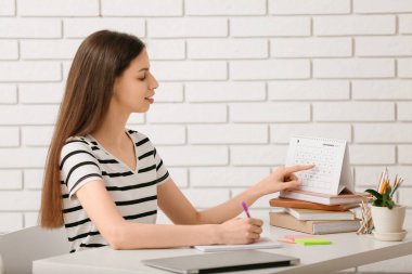 Güzel, genç ve mutlu bir kadın.