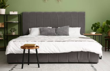 Şık modern yatak odası, temiz yatak odası, raf ünitesi ve ev bitkileri.