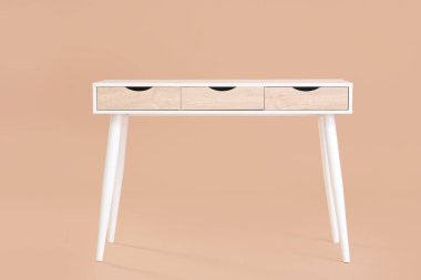 Bej arkaplanda şık bir masa