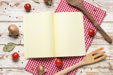 Boş tarif kitabı, çatal bıçak takımı, sebze ve baharatlı kompozisyon.