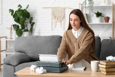 Evdeki kanepede oturan daktiloyla, kitaplarıyla ve defteriyle güzel, mutlu bir kadın yazar.