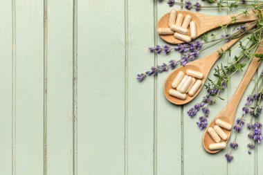 Haplı kompozisyon ve yeşil ahşap arka planda taze otlar.