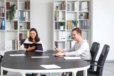Ofisteki masada çalışan genç iş adamları. Ulusal İş Günü Pijamalarınızı Giyin