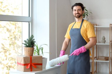 Yeni yıl partisinden sonra odada pp-toz temizleyicisi olan erkek hademe