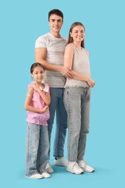 Aşıdan sonra mavi arka planda tıbbi yamaları olan aile