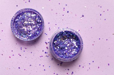 Eflatun arka planda mor parıltı kavanozları, yakın plan