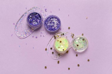 Felçli parıltı kavanozları ve leylak arkaplanlı pullar