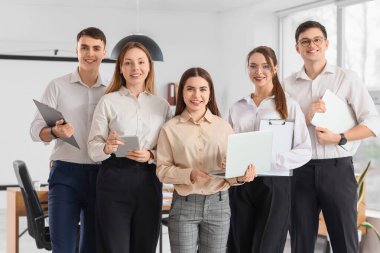 Konferans salonunda dizüstü bilgisayarlı iş adamları