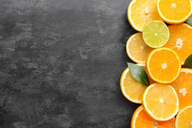 Siyah arkaplanda farklı narenciye dilimleri