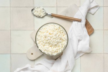 Cam kase ve kaşık beyaz fayanslı taze süzme peynirli.