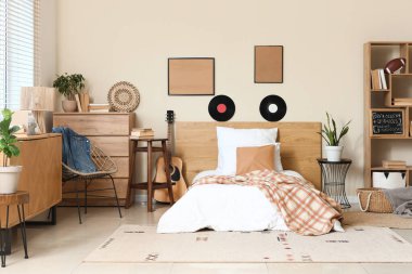 Yatağı, vinil diskleri ve çekmeceleri olan ergen odasının içinde.