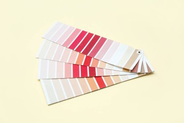 Sarı arkaplanda farklı boya paletleri