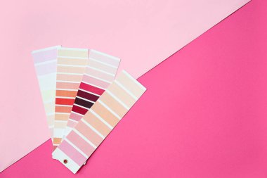 Pembe arkaplanda renk paletlerini boya