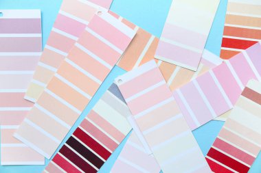 Açık mavi arkaplanda birçok farklı boya paletleri