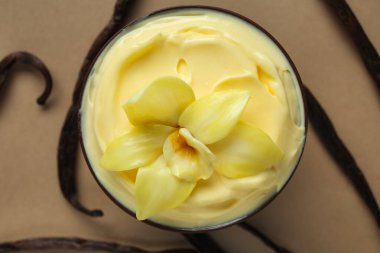 Renkli vanilyalı ve çiçekli bir kase lezzetli puding